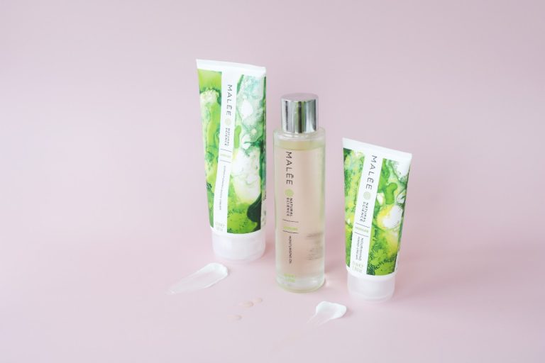 Malée Natural Science 200ml Verdure Conditioning Body Cream 100ml Verdure Moisturising Oil 75ml Verdure Nourishing hand cream with pink background
