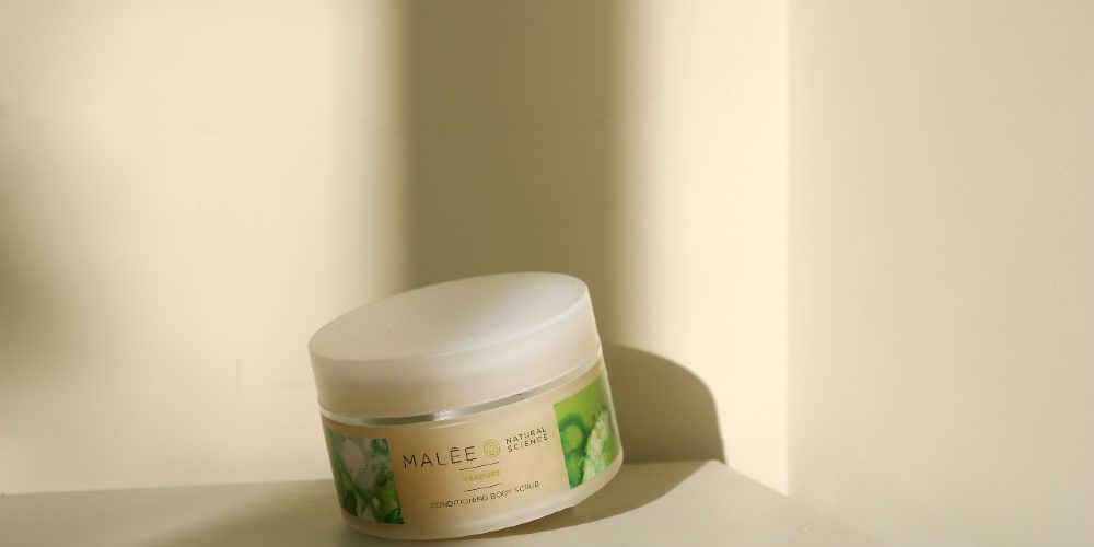 Antipollution-skincare-ingredients-Malée-Natural-Science Antipollution skincare ingredients Malée Natural Science 250ml Verdure Conditioning Body Scrub against a pale wall