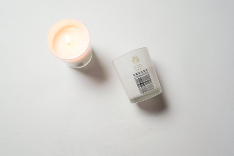 Are fragrance oils natural Malee Natural Science lay with a white background, a lighted 220ml soy candle and a 220ml Peppersage Soy candle sets vertically.