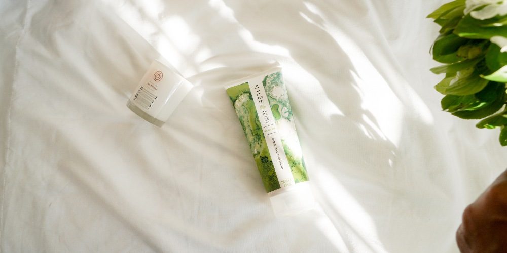 Dark-Circles-Under-Eyes-Malee-Natural-Science Hhow to get rid of dark circles Malee Natural Science On a white line, set a 200ml Conditioning Body Cream, 220ml Polyanthes Soy Candle and a bouquet of Jasmin