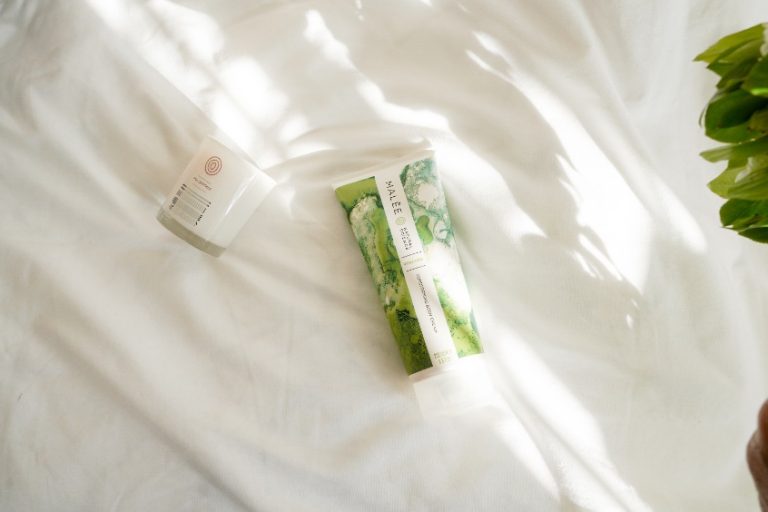 Hhow to get rid of dark circles Malee Natural Science On a white line, set a 200ml Conditioning Body Cream, 220ml Polyanthes Soy Candle and a bouquet of Jasmin