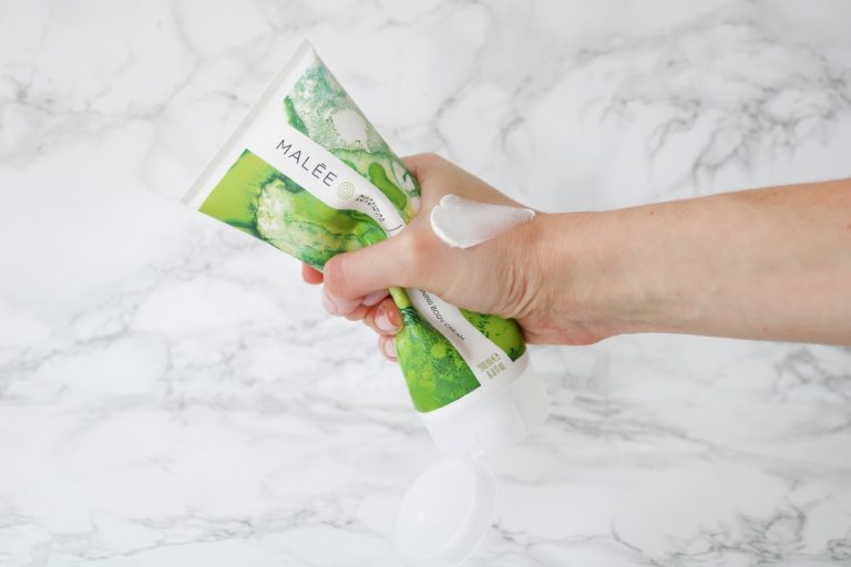 Malée Natural Science a hand gently squeezing a 200ml Verdure Conditioning Body Cream with cream on the hand