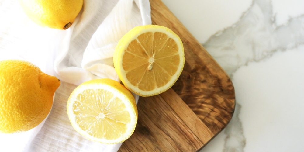 Malée Natural Science 4 lemon aromatherapy benefits you would like to know about Malée Natural Science lemon aromatherapy benefits 2 whole lemons and 2 sliced lemons place on a wooden board covered with white sheet