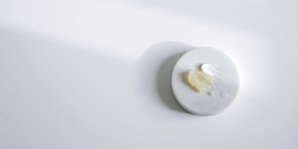 Patchy Skin- 5 Tips Malee Natural Science. Set with a pale grey background, a marbled tester of 250ml Verdure Body Scrub, 200ml Verdure Conditioning Body Cream and 100ml Verdure Body Oil