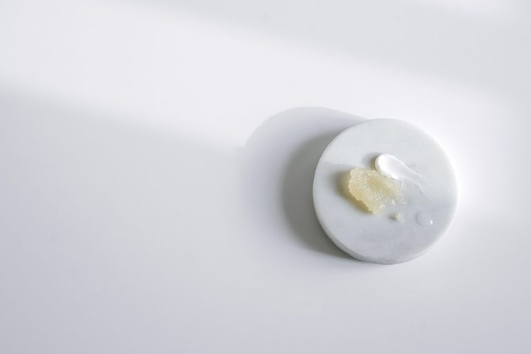 Patchy Skin- 5 Tips Malee Natural Science. Set with a pale grey background, a marbled tester of 250ml Verdure Body Scrub, 200ml Verdure Conditioning Body Cream and 100ml Verdure Body Oil