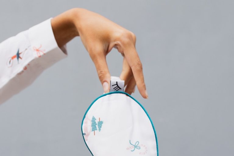 Malée Natural Science Sleep Time Nightire 100% bamboo cropped eye mask with hand holding