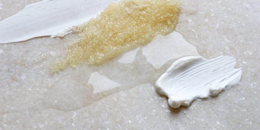 Malée Natural Science top 10 luxury skincare brands scrub cristal and oil together with cream pasted on a Flores beige ceramic floor.