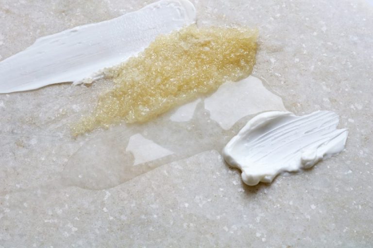 Malée Natural Science top 10 luxury skincare brands scrub cristal and oil together with cream pasted on a Flores beige ceramic floor.