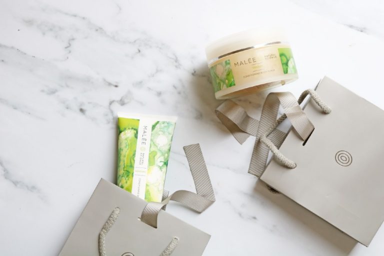 Malée Natural Science body care online 220g Verdure Conditioning Body Scrub 200ml Verdure Conditioning Body Cream with Malée shopping bag placed on a white ceramic floor
