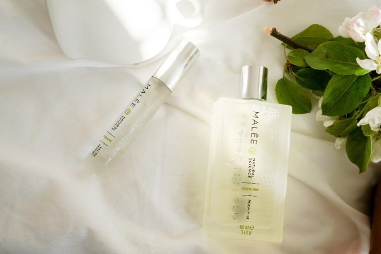 Christmas gifts for friends Malee natural Science On a white linen, a bouquet of Jasmine flowers sets next to a 100ml verdure room Mist and 12ml Verdure Eau de Parfum