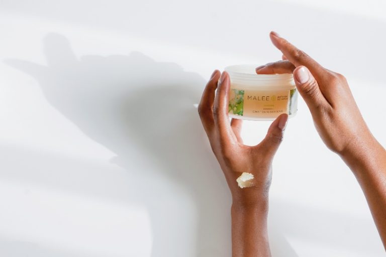 Skin consultation Malee Natural Science, Female hands trying on Verdure 250 Conditioning Body Scrub