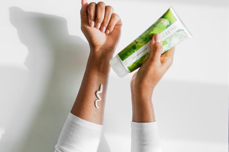 Feelin Fantastic Malee Natural Science, Female arms wearing a white long sleeves trying the 200ml Verdure Conditioning Body cream on the left arm